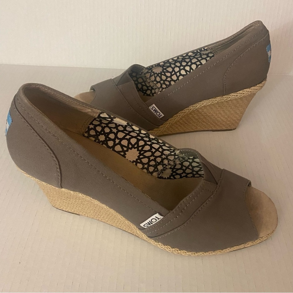 Toms Wedge Shoes with Elegant Design GUC 10W